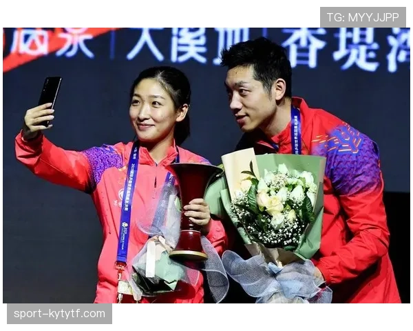 刘诗雯退役后这松弛感谁懂啊，以前赛场上绷成一根弦，现在咖啡店一坐就是一下午