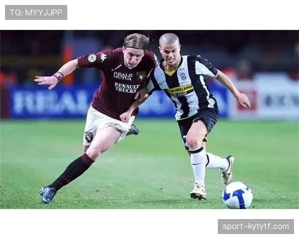 合法冲撞判罚三要素：肩对肩、争球意图与力量控制