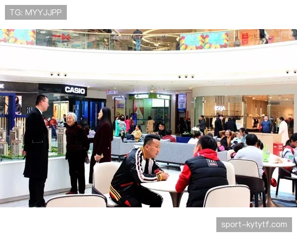 居然听说吴向东休息日开了家潮牌店？这反差有点大啊！